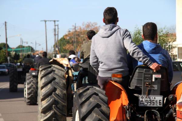 Αγροτικά μπλόκα σε 3 σημεία της Πατρών-Πύργου