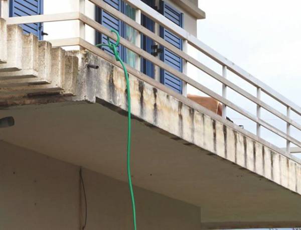 Διαρρήκτες ανέβηκαν με το λάστιχο της βρύσης σε σπίτι στη Μαραθούπολη