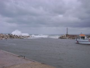 Στο έλεος των κυμάτων το λιμάνι του Μαράθου