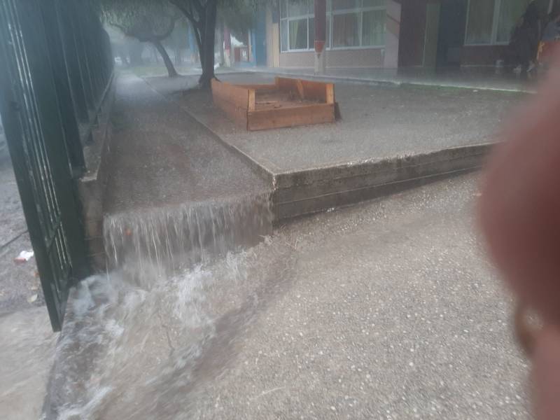 Διαμαρτυρία για τα νερά στο 18ο Δημοτικό Σχολείο Καλαμάτας (βίντεο-φωτογραφίες)