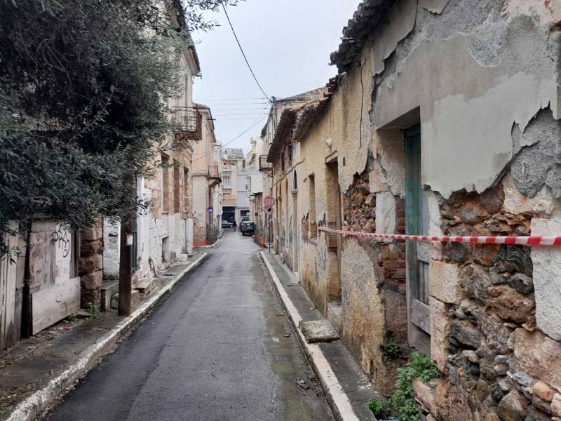 Αριστοδήμου και Αβίας: Απειλή για τους πεζούς τα ερειπωμένα κτήρια