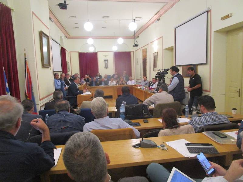 Ένταση και αντιπαράθεση στο Δημοτικό Συμβούλιο: Οριακή απόφαση για το Ανοιχτό Θέατρο Καλαμάτας