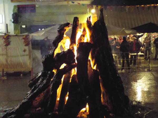 Πιστοί στο έθιμο με τις Φωτιές στη Μεσσήνη παρά τη βροχή (φωτογραφίες)