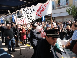 Οι "Αγανακτισμένοι" επιτέθηκαν σε επισήμους στην παρέλαση της Καλαμάτας