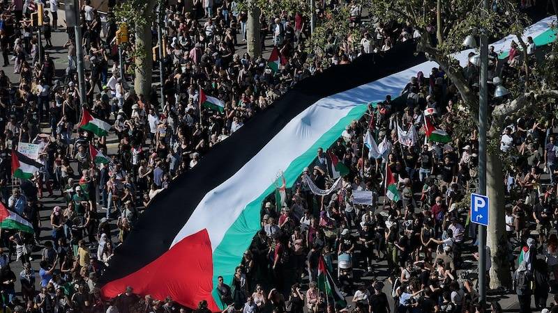 Ισπανία: Χιλιάδες διαδηλωτές στη Βαρκελώνη ζητούν το τέλος του πολέμου στη Γάζα