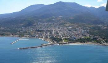 Αυτοκίνητο στο λιμάνι της Κυπαρισσίας. Ερευνα για τους επιβάτες (συνεχής ενημέρωση)