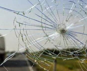 Εσπασαν με πέτρες τα τζάμια του Αστυνομικού Τμήματος Μεσσήνης