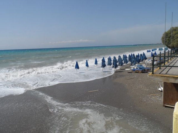 Βίντεο με κύματα στην παραλία της Καλαμάτας