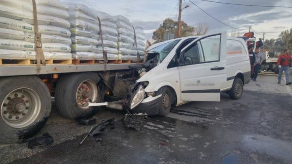 Βανάκι καρφώθηκε πίσω από νταλίκα στη γέφυρα του Ευρώτα (βίντεο)