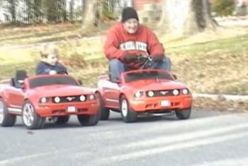 Ο μπαμπάς είχε "πειραγμένο" αυτοκινητάκι! (βίντεο)