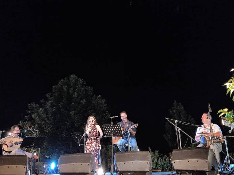 Εντυπωσίασε το συγκρότημα "Bit gia Bit" στον κήπο του Μεγάρου Χορού Καλαμάτας