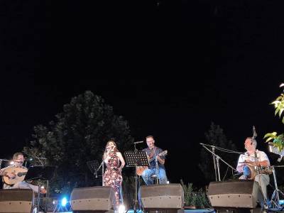 Εντυπωσίασε το συγκρότημα "Bit gia Bit" στον κήπο του Μεγάρου Χορού Καλαμάτας