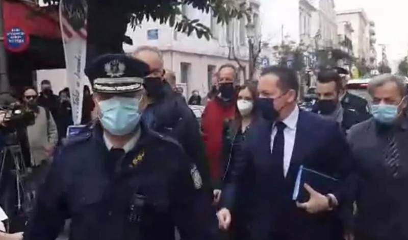 Με αποδοκιμασίες υποδέχτηκαν οι καταστηματάρχες της Πάτρας τον Στ. Πέτσα (Βίντεο)