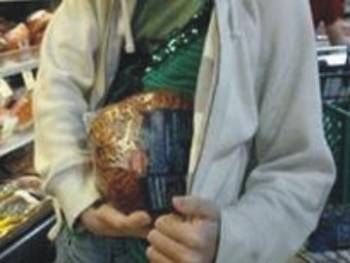 Εκλεψαν χρήματα και τρόφιμα από καταστήματα της Καλαμάτας