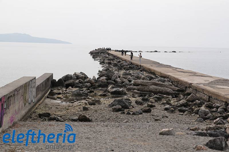 Η άμπωτη... κατέβασε την στάθμη της θάλασσας και στην Καλαμάτα (βίντεο-φωτογραφίες)