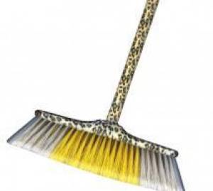 Ηλικιωμένη πλάκωσε με το σκουπόξυλο τον κλέφτη