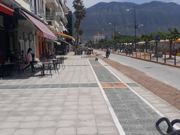Ναυαρίνου: Χωρίς όδευση τυφλών και ράμπες το νέο πεζοδρόμιο