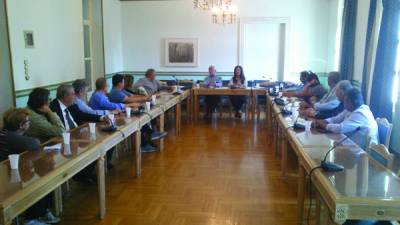 Συνεργασία ζητεί ο Τατούλης από τους πυρηνελαιουργούς