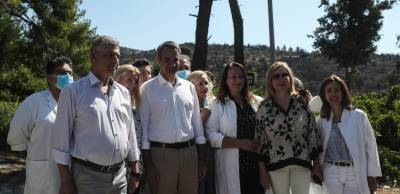 Των οικιών εμπιπραμένων ούτε άδομεν, ούτε χαζογελάμε