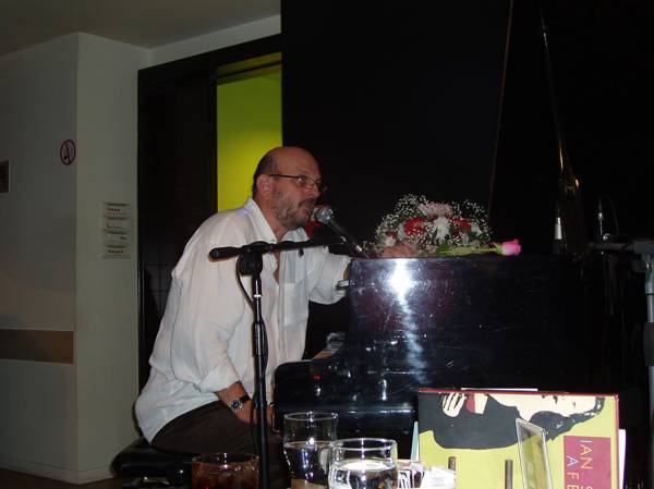 Ο συνθέτης Θοδωρής Ξυδιάς στην “Ε”: “Θέλω να ακούγονται περισσότερο τα τραγούδια μου και λιγότερο εγώ”