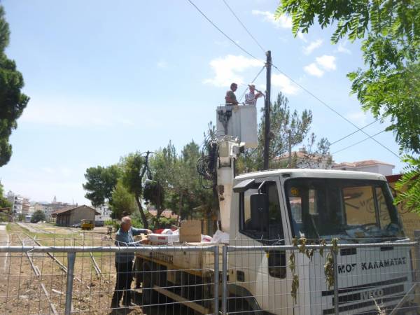 Φωτισμός τοποθετείται στο σιδηροδρομικό σταθμό Καλαμάτας (βίντεο)
