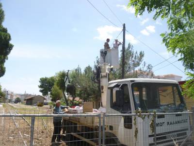 Φωτισμός τοποθετείται στο σιδηροδρομικό σταθμό Καλαμάτας (βίντεο)