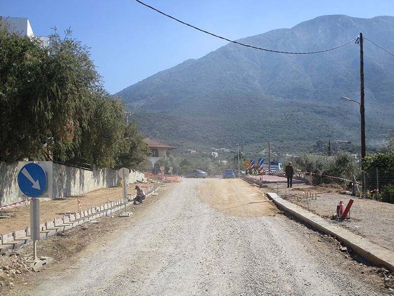 Καλαμάτα: Κατασκευάζουν πεζοδρόμια στον κόμβο “Φωτεινή”
