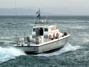 Ακυβέρνητο πλοίο με 200 μετανάστες εντοπίστηκε ανοιχτά της Πύλου και ρυμουλκείται στη Σικελία