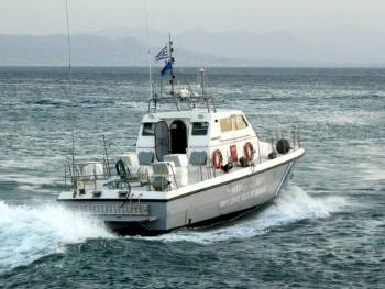Ακυβέρνητο πλοίο με 200 μετανάστες εντοπίστηκε ανοιχτά της Πύλου και ρυμουλκείται στη Σικελία