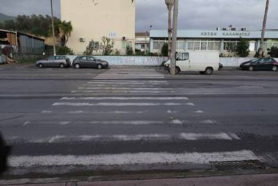 Επικίνδυνη η διάβαση στον ΟΑΕΔ και με τα φανάρια για τους πεζούς