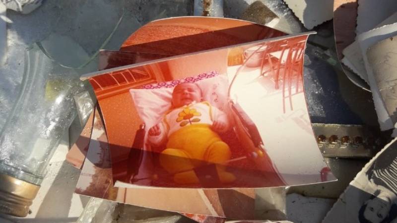 Αναμνήσεις μιας ζωής πεταμένες στα σκουπίδια – Φωτογραφίες, γράμματα, ημερολόγια και νυφικά «ξεφορτωμένα» ως μπάζα