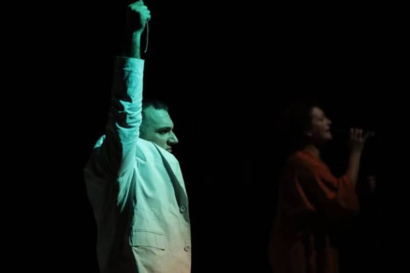 «Συν Ένα Μιχάλης Τούμπουρος»: Πρεμιέρα για την παράσταση “Μεγαλώνοντας τον Εντι”