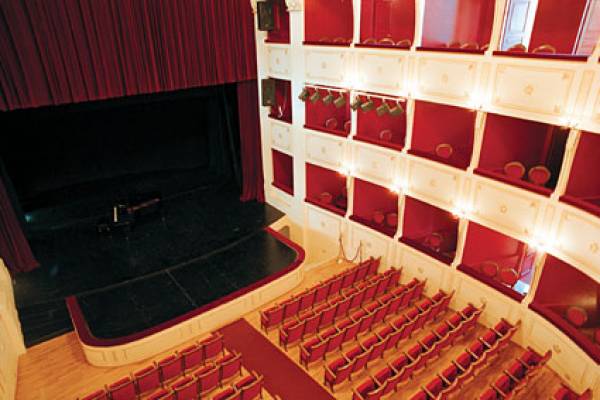 "Φίλοι του θεάτρου": "Μας συγχωρείτε διακοπή" και στην Αθήνα