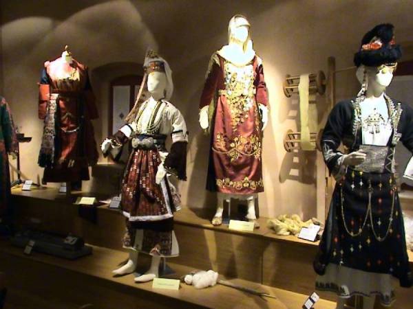 Ο Πρόεδρος της Δημοκρατίας εγκαινιάζει τη μόνιμη έκθεση Ελληνικών Ενδυμασιών