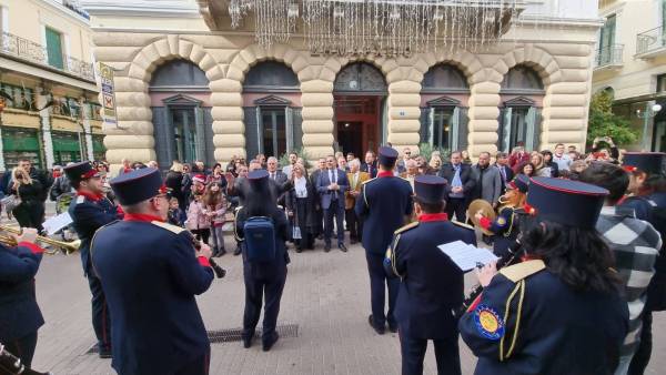 Καλαμάτα: Κάλαντα από τη Δημοτική Φιλαρμονική έξω από το ιστορικό δημαρχείο (βίντεο)