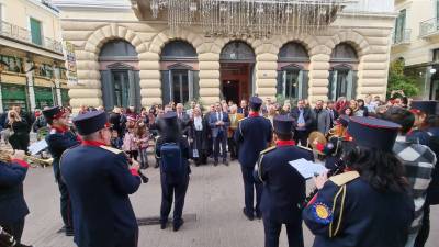 Καλαμάτα: Κάλαντα από τη Δημοτική Φιλαρμονική έξω από το ιστορικό δημαρχείο (βίντεο)