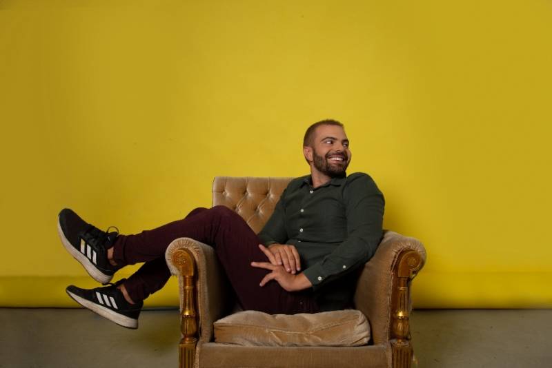 "Φεγγάρια" - Νέο τραγούδι από τον Στάθη Παπαγεωργίου (βίντεο)