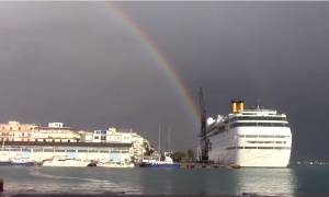 To Costa Neoromantica στην Καλαμάτα με φόντο... ουράνιο τόξο (βίντεο)