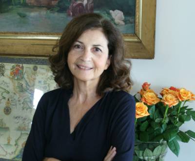 H συγγραφέας Καρολίνα Μέρμηγκα στην “Ε”: &quot;Ο Ελληνας γιατρός&quot; από τη Μάνη: οικογένεια, Ιστορία και μύθος