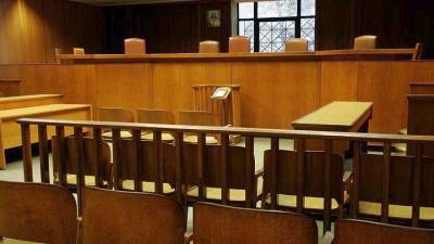 Συνελήφθη ένορκος επειδή τράβηξε φωτογραφία μέσα στη δικαστική αίθουσα