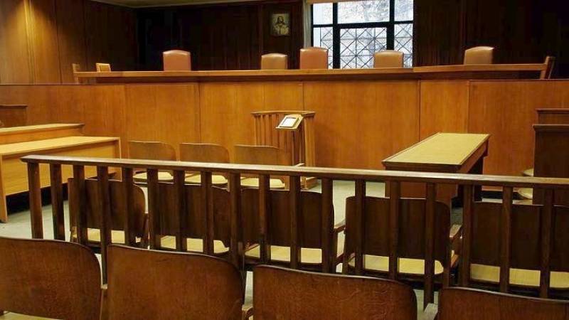 Συνελήφθη ένορκος επειδή τράβηξε φωτογραφία μέσα στη δικαστική αίθουσα