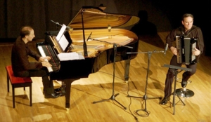 ΜΙΛΤΟΣ ΛΟΓΙΑΔΗΣ ΚΑΙ ΧΡΗΣΤΟΣ ΖΕΡΜΠΙΝΟΣ ΜΙΛΟΥΝ ΣΤΗΝ "Ε" Πάντρεψαν για Χατζιδάκι πιάνο και ακορντεόν