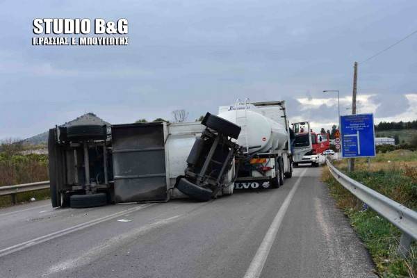 Βυτιοφόρο γεμάτο καύσιμα ανατράπηκε στην εθνική οδό Μυκηνών - Ναυπλίου