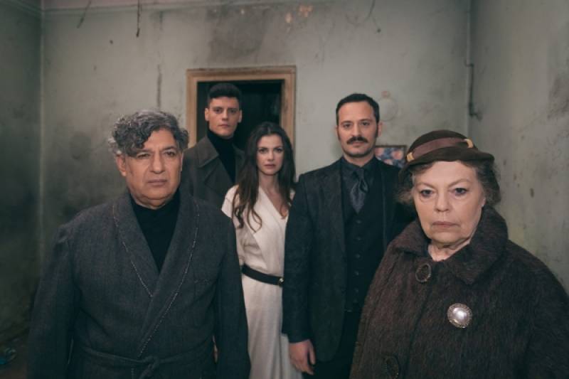 «Ο δρόμος περνά από μέσα» του Ιάκωβου Καμπανέλλη στο Μικρό Θέατρο Χορν