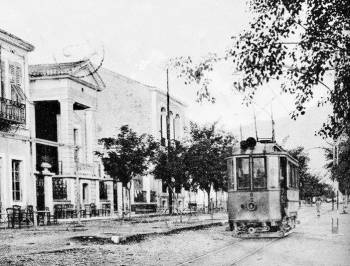 Το τραμ κυλάει στη Ναυαρίνου