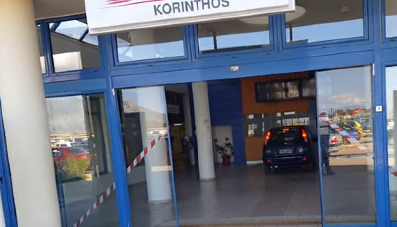 Αυτοκίνητο... μπούκαρε στα εκδοτήρια του προαστιακού στην Κόρινθο (Βίντεο)