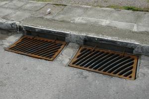 Σήκωναν σχάρες υπονόμων στο Πλατύ