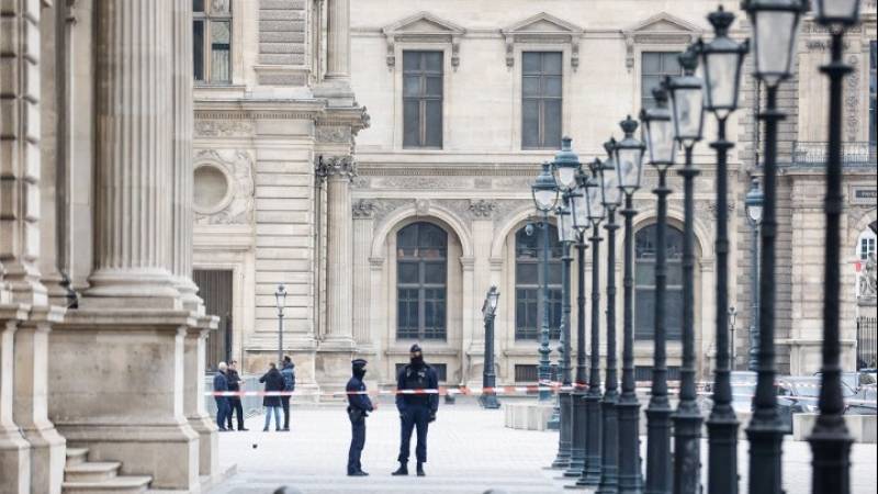 Δύο συλλήψεις υπόπτων για τη μεγάλη ληστεία στον Λούβρο – Άφαντα παραμένουν τα κλοπιμαία (βίντεο)