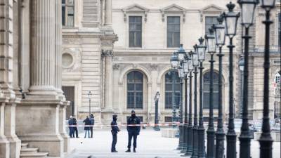 Δύο συλλήψεις υπόπτων για τη μεγάλη ληστεία στον Λούβρο – Άφαντα παραμένουν τα κλοπιμαία (βίντεο)