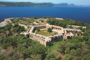 Σε μνημεία και κάστρα της Πυλίας η Μενδώνη